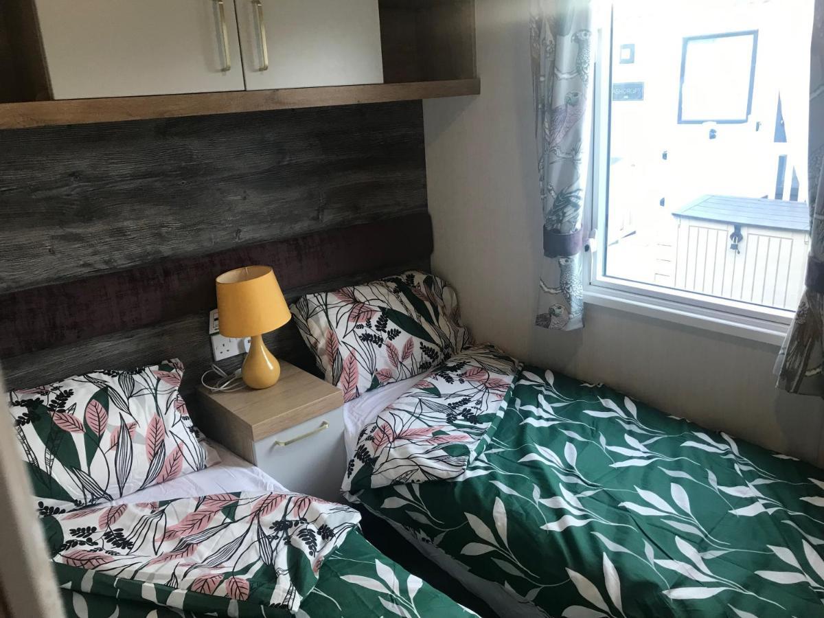 מלון Kirby Misperton Flamingo Land Private Caravan - No 8 Cedarwood מראה חיצוני תמונה