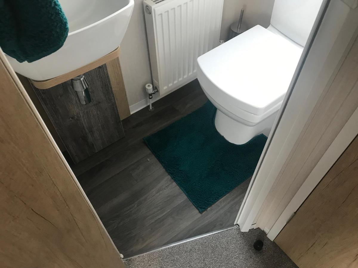 מלון Kirby Misperton Flamingo Land Private Caravan - No 8 Cedarwood מראה חיצוני תמונה
